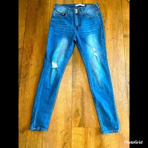 Distressed straight leg jeans size 6 curvy! 28 1/2 inseam